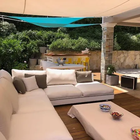 Superbe A Avec Piscine Dans Un Quartier Calme *