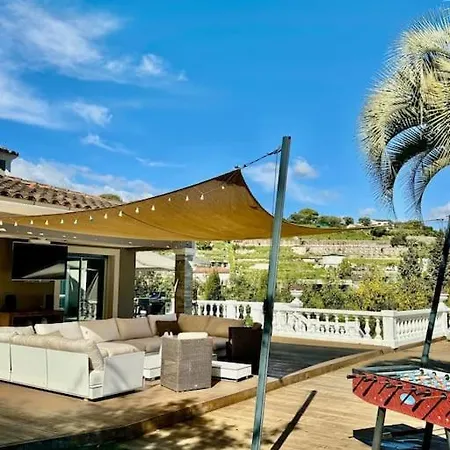 Superbe A Avec Piscine Dans Un Quartier Calme