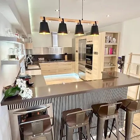 Villa Superbe A Avec Piscine Dans Un Quartier Calme